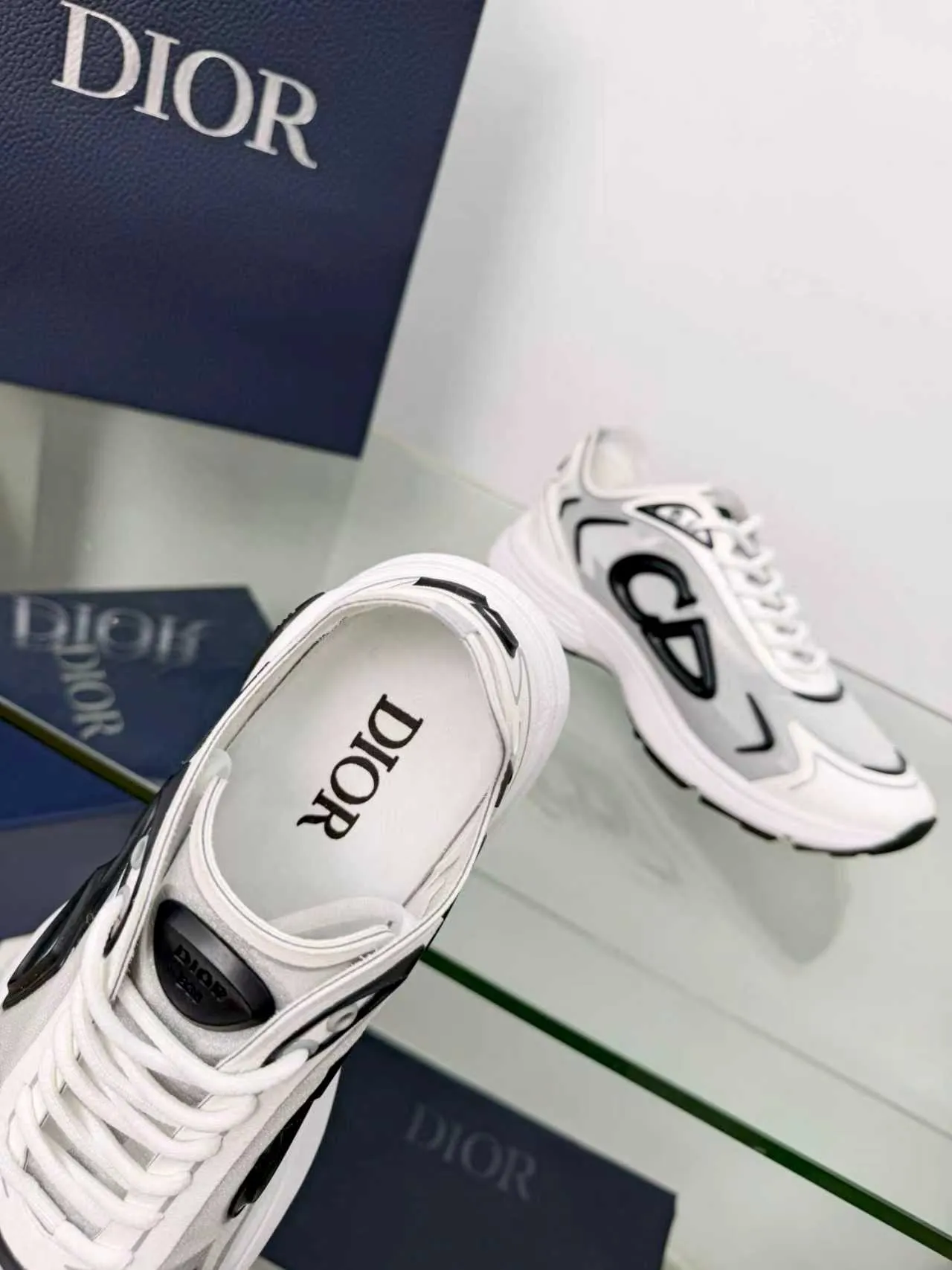 Men's men's shoes P560! DIOR#B30 COUNTDOWN TECH shoes 1. Inspired by lighter running shoes this season 2. Made of multi-layer transparent nylon upper, full of futuristic feel 3. CD30 rubber logo on the tongue/heel to highlight the brand style 4. Equipped with ultra-light foam midsole for the ultimate comfortable wearing experience 5. The entire series uses WELDED (seamless bonding) technology to ensure durability and lightness 6. Full-size dopamine color matching, perfect choice for couples shoes😜